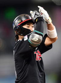 [포토]LG 신민재, 1타점 3루타에 세리머니