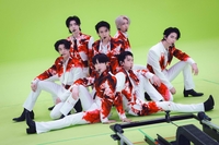 “팬 사인회보다 가깝다” 엔하이픈…초근접 VR 콘서트 ‘기록적 흥행’