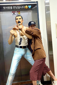 김혜수, 가수 끌어 안고 “첫사랑을 만났습니다!” 공개