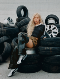 로제, 은빛 레이서로 변신…푸마 ‘스피드캣 메탈릭’ 완벽 소화