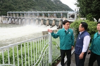 김진태 지사 “피해를 예방할 수 있도록 현장 모니터링에 집중해 달라”...집중호우 위험현장 긴급 점검