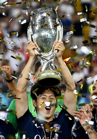 “슈퍼컵 활약, 출전 시간 늘어날 것” 우승 이끈 이강인, 이적 대신 PSG ‘잔류’ 보인다