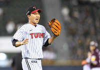 위기 탈출엔 유영찬! 무실점 호투로 마운드 지켰다…“공격적 승부가 좋은 결과로 이어졌다” [SS문학in]