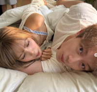 리사, 日 유명 배우와 침대 위 스킨십 포착 [★SNS]