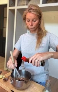 기네스 팰트로, 손으로 김치 척!…스칼렛 요한슨까지 푹 빠진 K-푸드