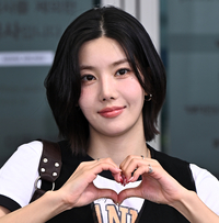 ‘만능의 아이콘’ 권은비가 선택한 공항패션은? 화이트 티셔츠와 블랙 베스트를 레이어링한 시크함이 넘친 모던룩!