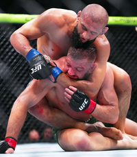 ‘압도적인 승리’ 치마예프, 25분 중 84% 컨트롤하며 뒤 플레시스 꺾고 UFC 미들급 왕좌 올라