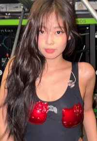 헬로키티가 왜 거기?…파격의 제니, 밀라노 술렁