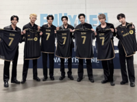 엔하이픈, ‘품절 대란’ 손흥민 유니폼 들고 인증샷...LA FC 홈구장 꽉 채웠다