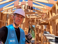 “100호 집을 향해 달린다” — 가수 션, 희망의 집짓기 현장 공개