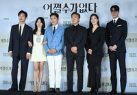 [포토] 포토타임 갖는 ‘어쩔수가없다’ 배우들