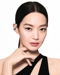 ‘김우빈♥’ 신민아, 블랙 시크 화보로 완벽 미모 자랑…화장품 광고서 독보적 존재감