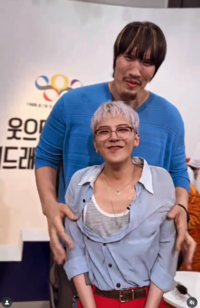 지드래곤, 최홍만 백허그에 ‘꼬마 룰라’ 됐네~ [★SNS]