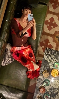 김혜수, 소파에 누워 여유…핸드폰보다 작은 얼굴 ‘깜짝’ [★SNS]