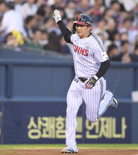 [포토] 오지환, 2회 더위 날리는 솔로포 쾅