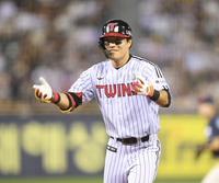 [포토] 천성호 ‘7회 1사1,3루 만드는 안타’