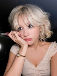 뷰티 CEO 전소미, 초근접샷에도 무결점 뷰티 자태… 사업가의 팔색조 매력