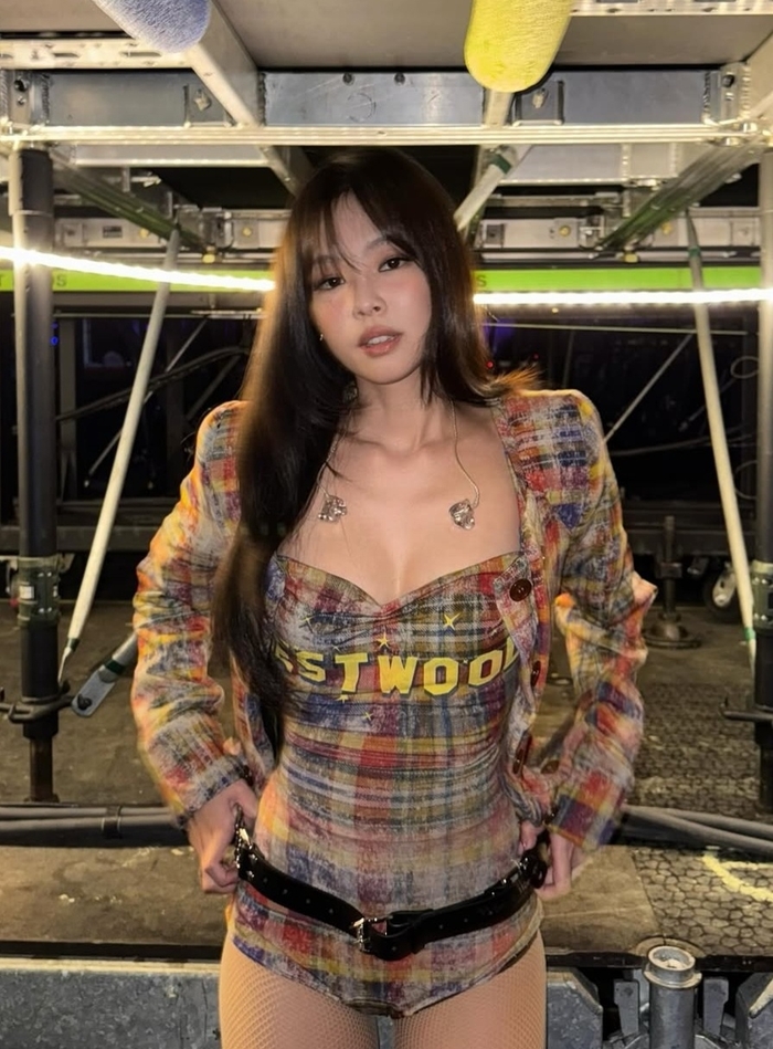 제니, 점점 더 과감해져...하의 실종룩에 도발 포즈까지 