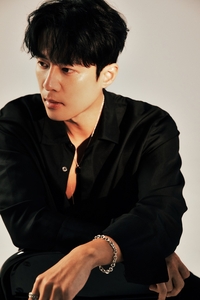 ‘뇌섹남’ 고주원, 믿고 보는 배우의 귀환…더해리미디어와 새출발