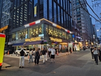 BBQ, 강남역에 프리미엄 매장 열었다…치킨·피자·수제맥주 등 50여 가지 메뉴 선봬