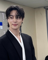 변우석, 무결점 수트핏· 완벽한 피지컬로 시상식 무대 장악