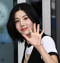 “몸매가 엄마 탓?…권은비, 비키니 논란에 발끈 “나한테 왜 그래”