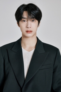 몬스타엑스 형원, 고향 광주서 데뷔 첫 시구…KIA 승리 기원