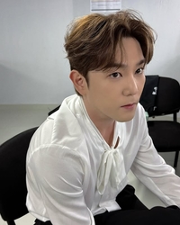 강인, 슈퍼주니어 20주년 콘서트서 포착…편안한 차림 멤버들 응원