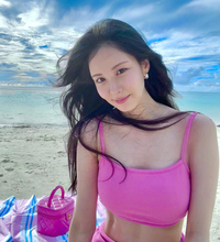 서현, 바닷가에서 물오른 미모 공개…“매혹적인 핑크 여신 자태”