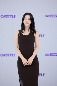 한예슬, 낙상 사고로 다리 골절상 입은 반려견 응원 “2차까지 파이팅” [★SNS]