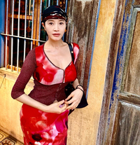 배우 김혜수, 강렬한 여행 패션...“꽃을 입은 꽃배우”