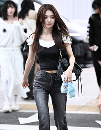 ‘고양이보다 예쁜’ 프로미스나인 이나경, 도도하면서 사랑스러운 공항룩으로 팬들 사로잡아