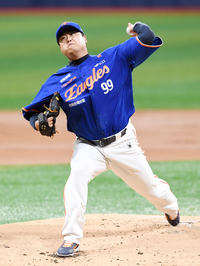 [포토]역투하는 한화 선발 류현진