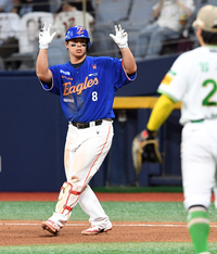 [포토]적시타로 동점 만드는 한화 노시환