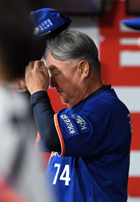 [포토]한화 김경문 감독, 3연승 해야하는데...