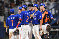 [포토]3연승 하이파이브 나누는 한화