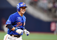 [포토]한화 문현빈, 9회초 홈런에 싱글 벙글