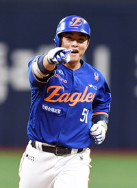 [포토]한화 문현빈, 역전 성공!