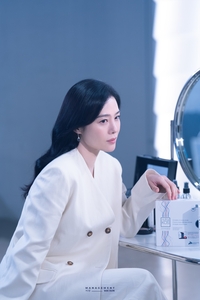 김현주, 20대 부럽지 않은 꿀피부…무결점 우아美