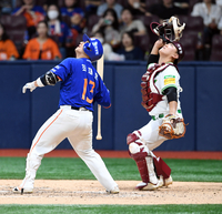 [포토]한화 최재훈, 번트가 왜 위로...