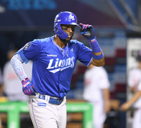 [포토] 디아즈, 7회 승부에 쇄기 박는 투런포