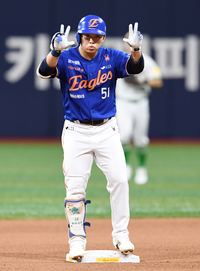 [포토]2루타로 득점 기회 만드는 한화 문현빈