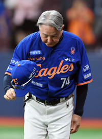 [포토]3연승 인사하는 한화 김경문