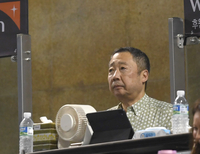 [포토] 삼성전 지켜보는 박정원 두산그룹 회장