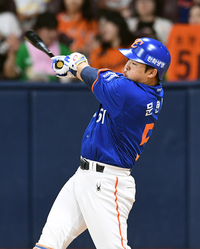 [포토]역전 솔로 홈런 치는 한화 문현빈