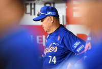 [포토]연승이 필요한 한화 김경문 감독