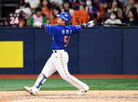 [포토]한화 문현빈의 역전 솔로 홈런