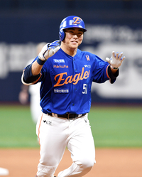 [포토]한화 문현빈, 넘겼어요!