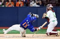 [포토]힘겹게 투구 피하는 한화 최재훈