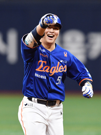 [포토]역전 솔로 홈런에 환하게 웃는 한화 문현빈